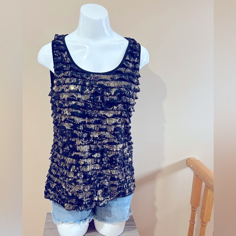 7 WONDERS RUFFLED SEQUINED BLACK AND GOLD SLEEVELESS TOP IN SIZE LARGE